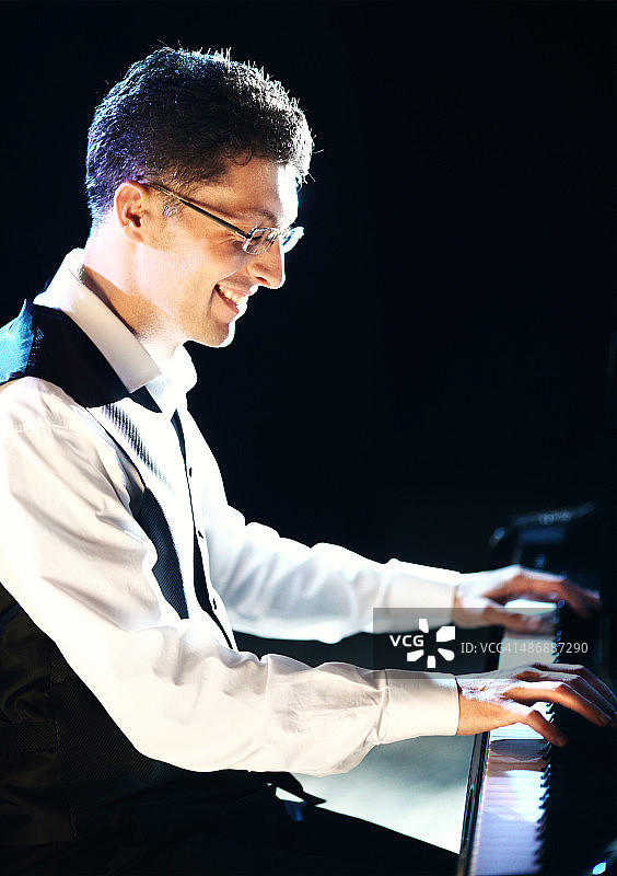 弹钢琴的男人图片素材