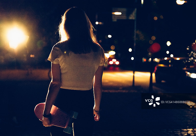 滑板女孩夜晚独自滑滑板图片素材