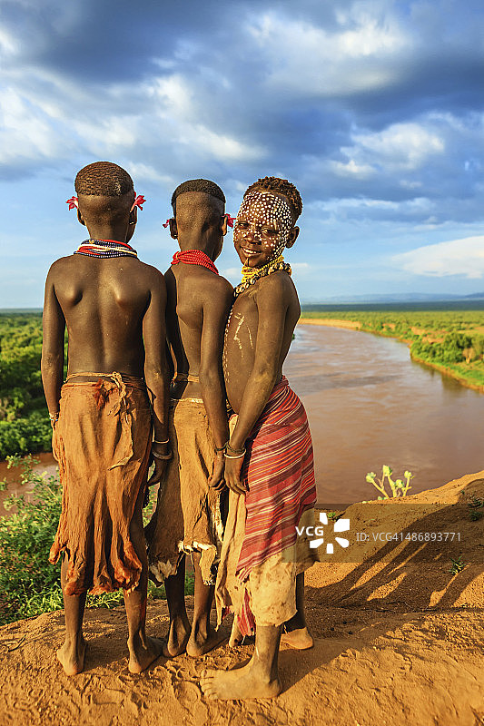 来自非洲埃塞俄比亚卡罗部落的年轻男孩图片素材
