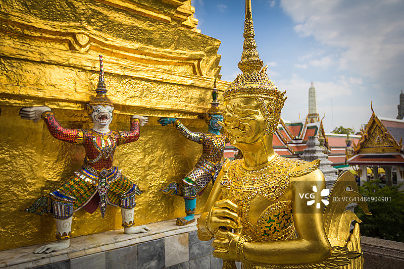 泰国大皇宫金色神兽与巨人雕像图片素材