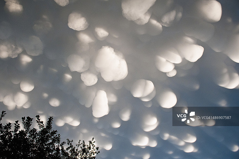 入侵的乳状云图片素材