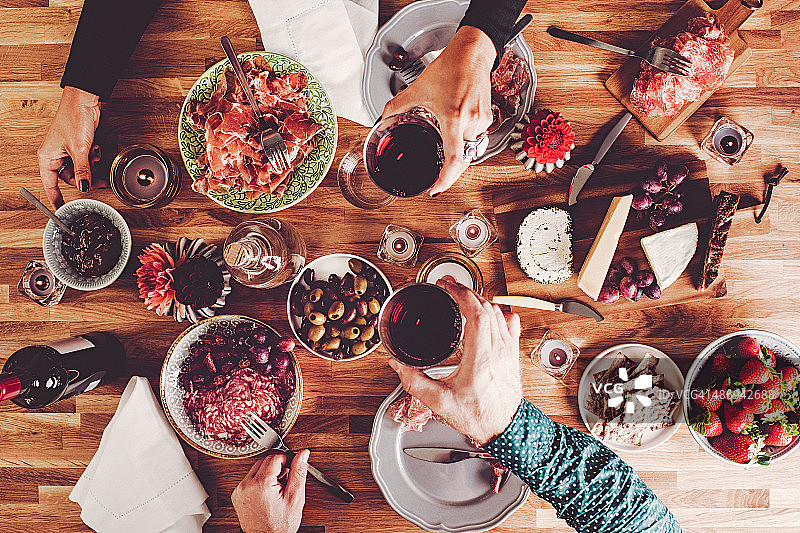 俯视晚餐桌图片素材