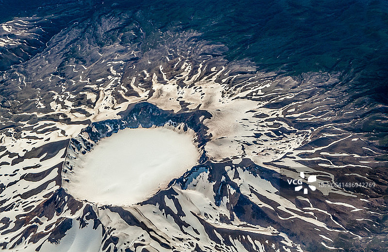 智利普耶韦火山的积雪火山口图片素材