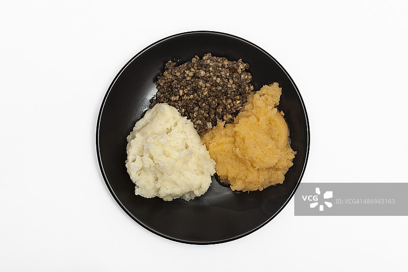 黑色盘子里的传统苏格兰菜肴图片素材