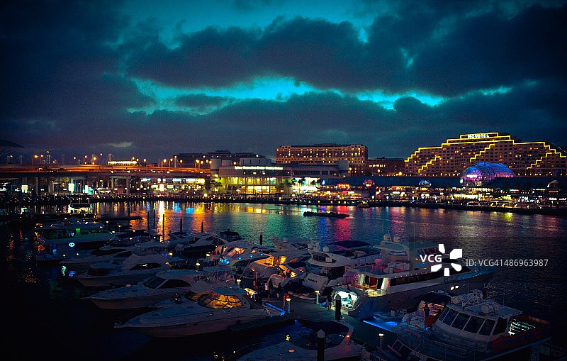 灯火通明，大城市!图片素材