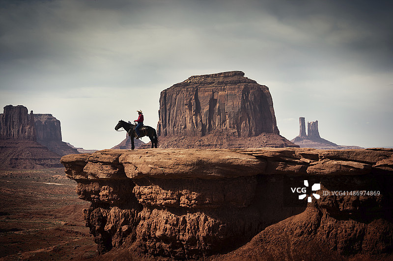 美国西南部景观中的纳瓦霍牛仔图片素材