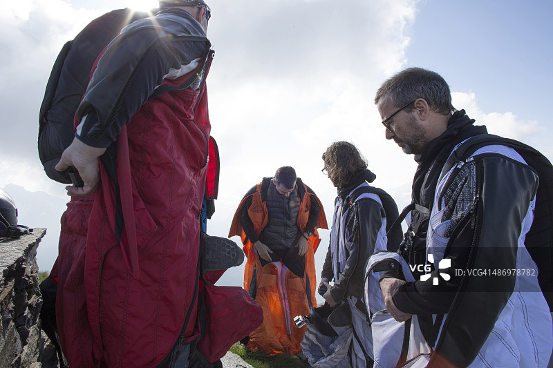 一群翼装飞行跳伞者准备发射图片素材