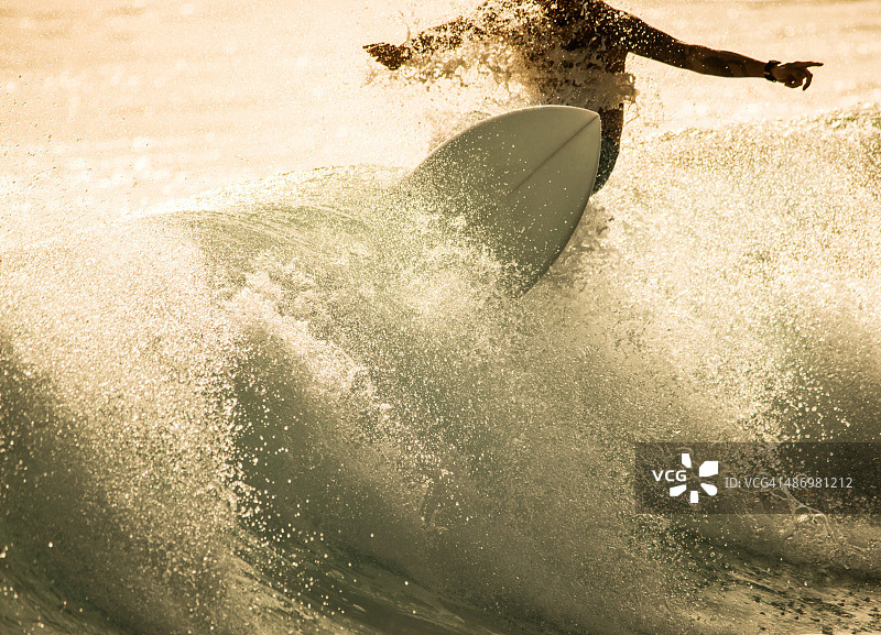 海上冲浪的匿名人士图片素材