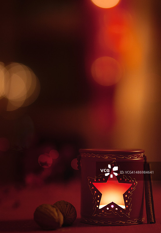 圣诞装饰：蜡烛、核桃、肉桂图片素材