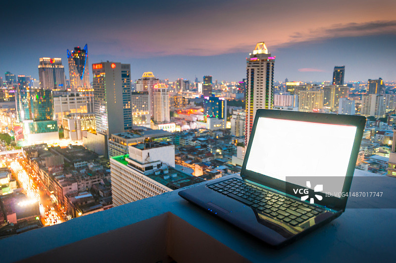 夜间城市工作场所图片素材