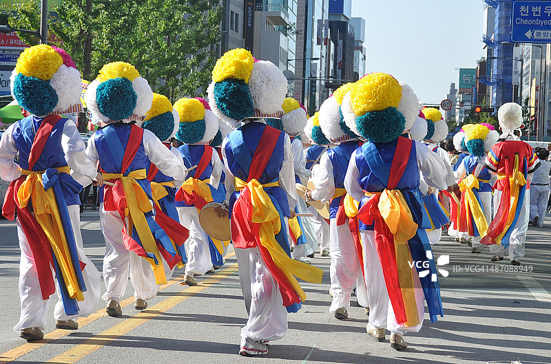 游行队伍中的传统韩国鼓手图片素材