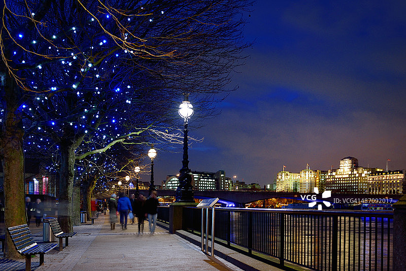 夜晚的泰晤士河南岸图片素材