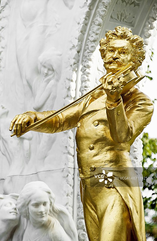 维也纳城市公园的施特劳斯雕像图片素材