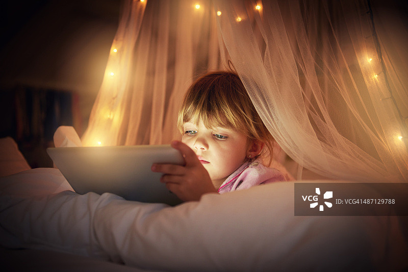 妈妈可以稍作休息，不用讲睡前故事图片素材