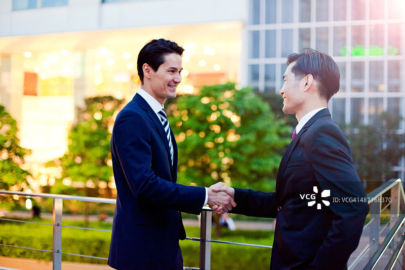 热情问候的日本商人图片素材