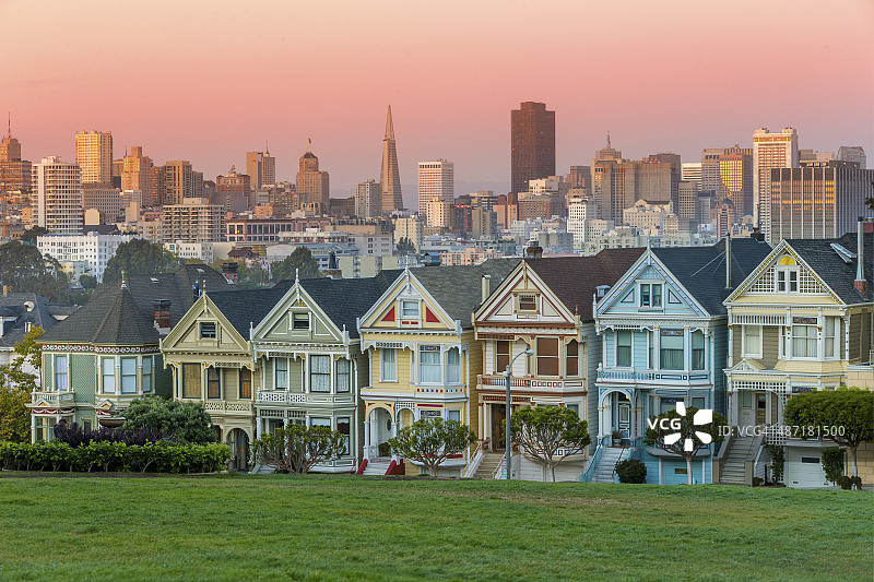 阿拉莫广场和彩绘女郎与旧金山天际线图片素材