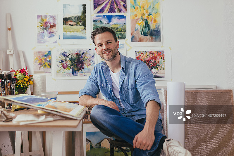 工作室里快乐的艺术家图片素材