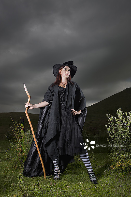 装扮成女巫的女性与彭德尔山图片素材
