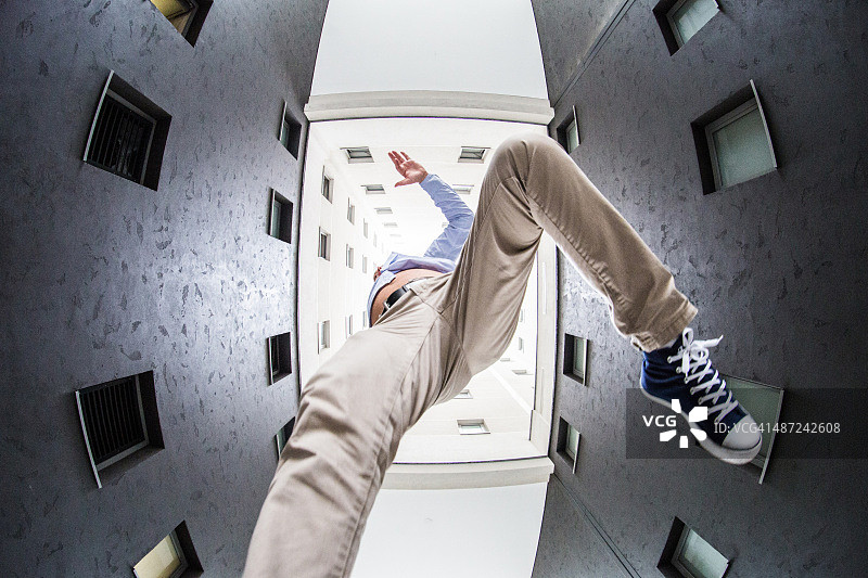 在空中跳跃的快乐男商人图片素材