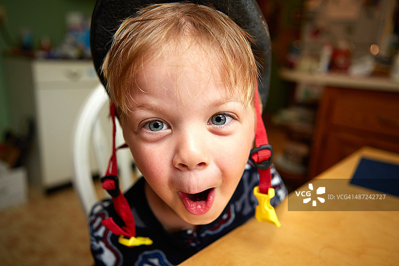 戴头盔的男孩图片素材