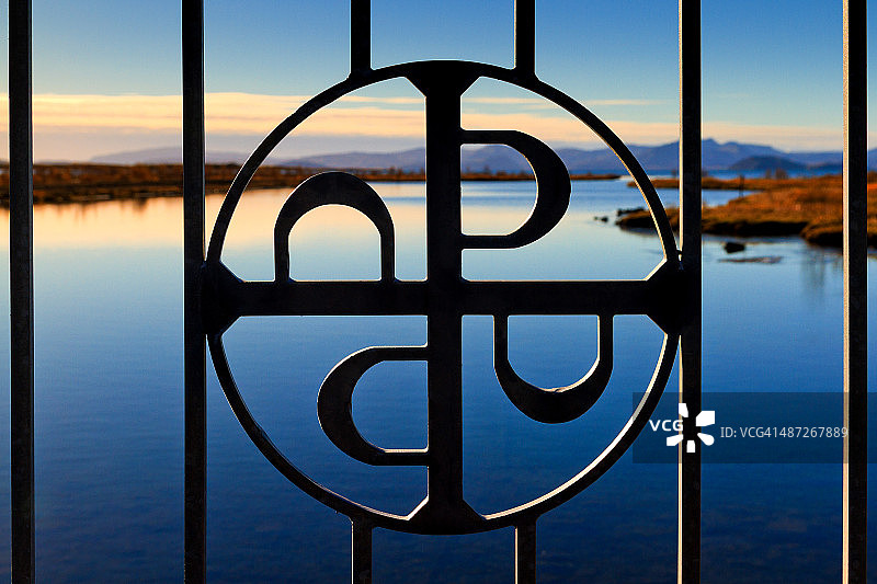 冰岛辛格韦德利国家公园的铁栅栏装饰图片素材