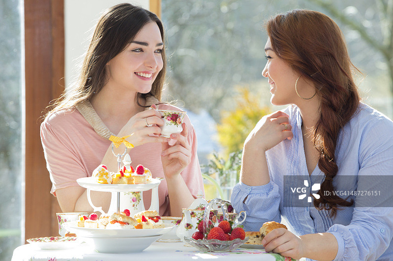 两位朋友享用下午茶图片素材