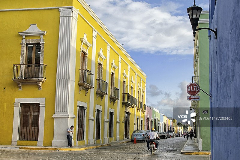 墨西哥坎佩切的黄色殖民建筑图片素材