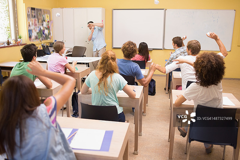 学生向老师扔纸团图片素材