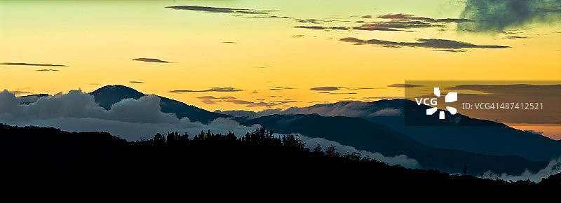 马来西亚金马伦高原的金色日出图片素材