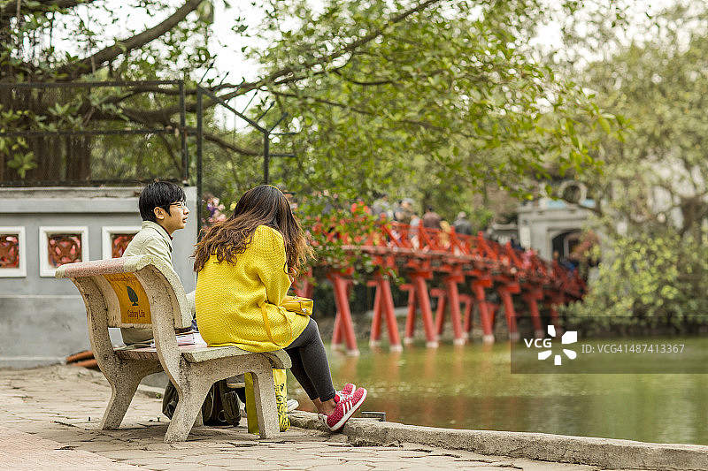 年轻夫妇在胡克桥图片素材