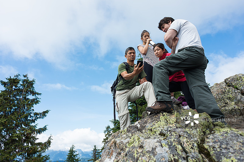 背包客使用智能手机上的地图应用程序查找位置图片素材
