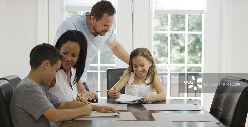 餐桌旁的一家四口图片素材