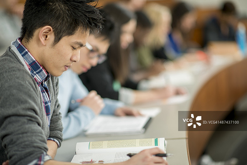 学生在课堂上完成作业图片素材