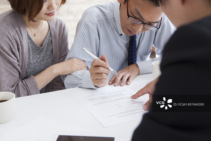 客户在房地产中介机构签署房地产合同图片素材