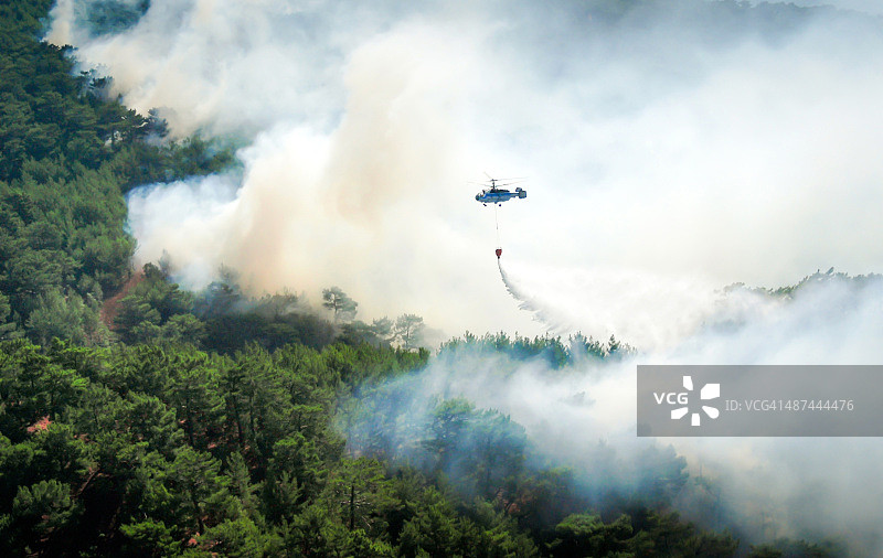 直升机扑灭森林火灾图片素材