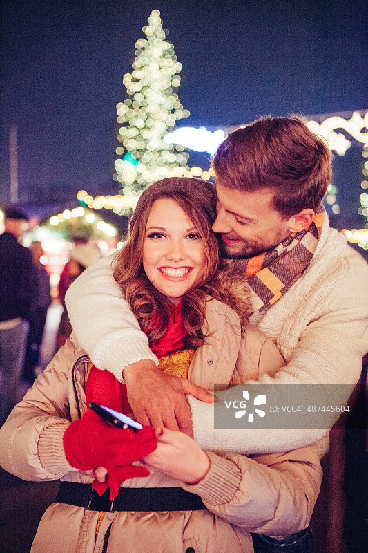 情侣在冬季城市户外玩耍图片素材