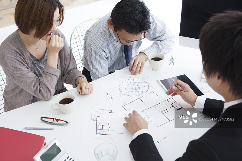 在房地产中介机构与建筑规划师交谈的女人图片素材