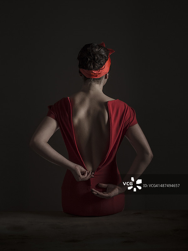 年轻女人在布鲁塞尔的豪华公寓里图片素材