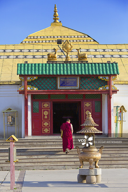 僧侣进入甘丹寺图片素材