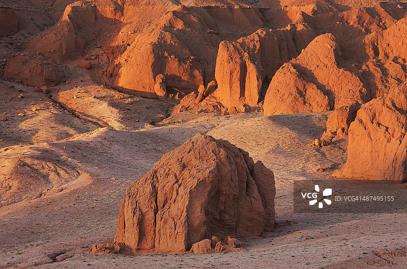 奥姆诺戈壁火焰崖的傍晚光线图片素材