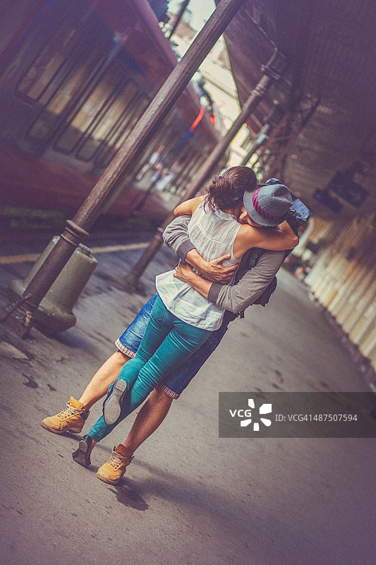 在铁路站台上拥抱的快乐男女肖像图片素材