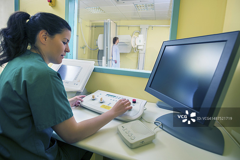 进行放射线照相工作图片素材