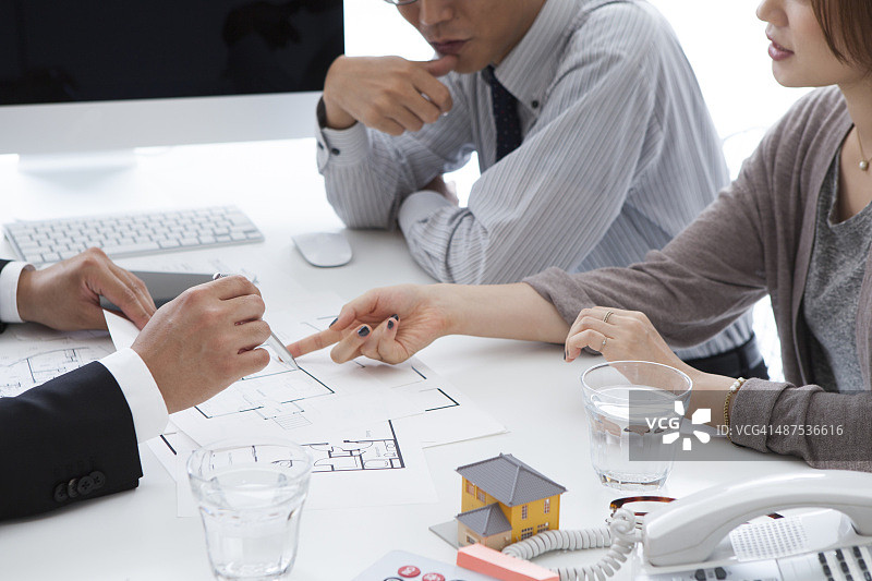 房地产经纪人向一对夫妇展示蓝图图片素材