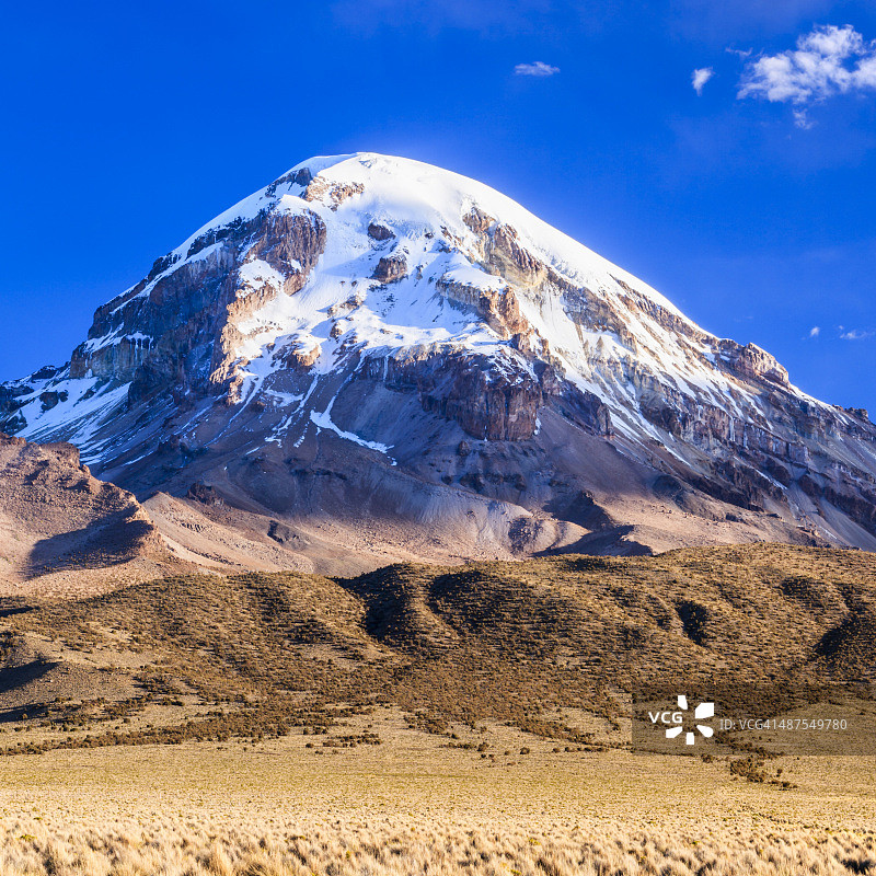 玻利维亚高原上的萨哈马火山图片素材