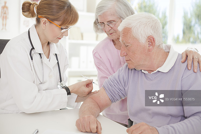 年长的男人注射胰岛素图片素材