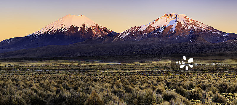 玻利维亚萨哈马国家公园帕里纳科塔火山的日出图片素材