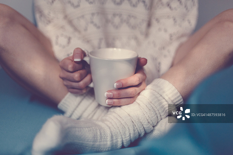 在床上享受下午茶时光图片素材