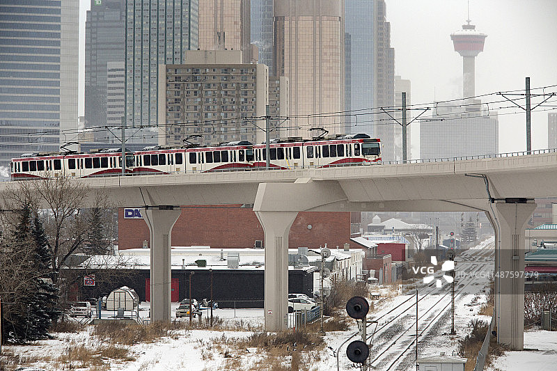 桥上行驶的轨道交通图片素材