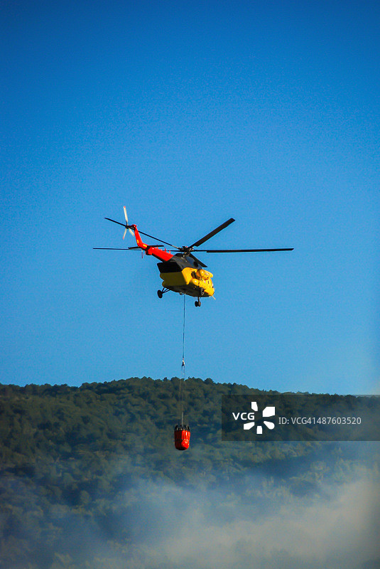 直升机扑灭森林火灾图片素材