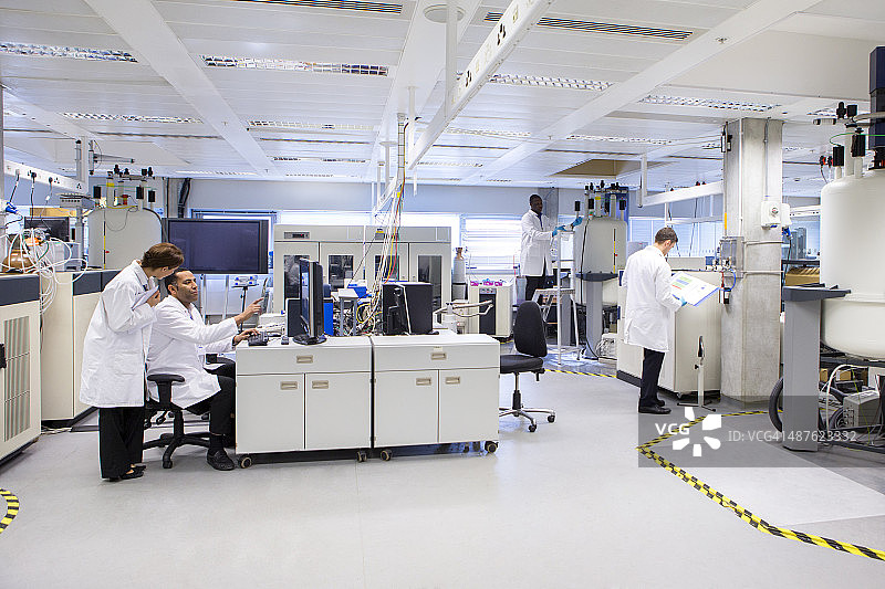 在实验室工作的医学科学专业人员图片素材